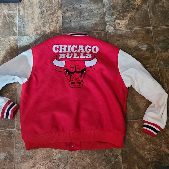 Chicago Bulls Red and White Varsity Jacket - Picture 6 of 11